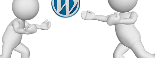 dos muñecos mostrando el logotipo de wordpress