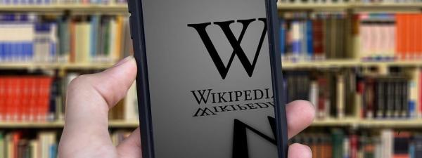 imagen de un teléfono móvil con el logo de wikipedia