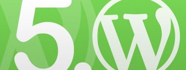 logotipo de wordpress junto con un cinco y fondo verde