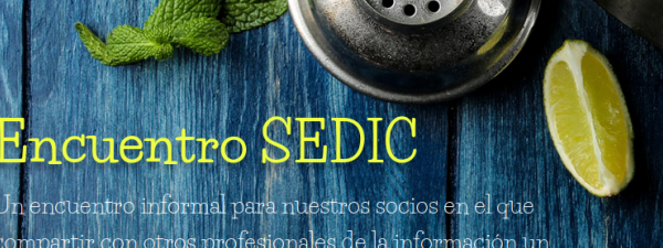 sobre una mesa de madera azul, limones y un exprimidor junto con el texto de "Encuentro SEDIC"