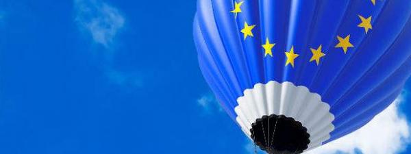 un globo aerostático con la bandera de la unión europea