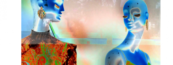 imagen de dos maniquies vestidas y con la cara en azul