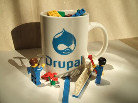 imagen una taza con el logotipo de drupal y unos clips