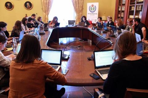 mujeres escritoras en torno a una mesa redonda