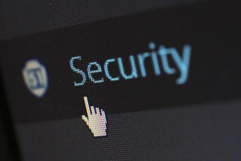 palabra "security" en un monitor de ordenador