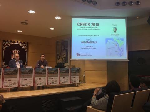 imagen de unos ponentes realizando una presentación ante un auditorio