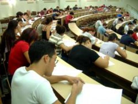 estudiantes realizando un examen