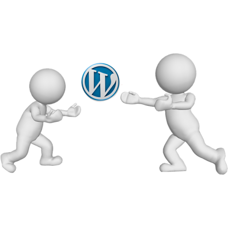 dos muñecos mostrando el logotipo de wordpress