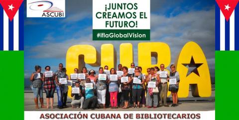 personas de la asociación ASCUBI delante de la palabra CUBA con carteles en la mano