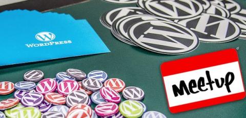 diferentes elementos de merchandaising de wordpress junto con el logo de meetup