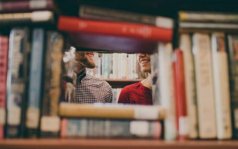 dos personas en una biblioteca