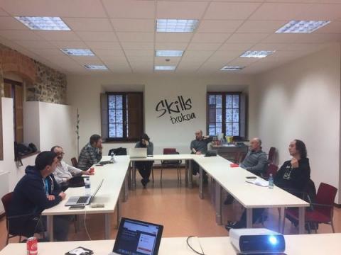 integrantes del grupo WordPress Amurrio en una sala de trabajo