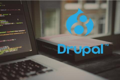 imagen de un ordenador junto al logotipo de drupal 8