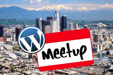 una ciudad de fondo y en primer plano una imagen del logotipo de wordpress y meetup