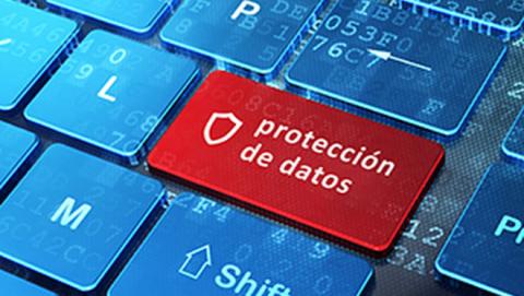 Imagen de un teclado con una de las teclas en rojo y el texto "protección de datos"