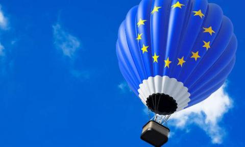 un globo aerostático con la bandera de la unión europea