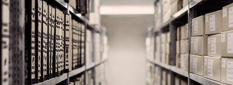imgen de un archivo en el que podemos ver una fila de estanterías donde se encuentran ubicados