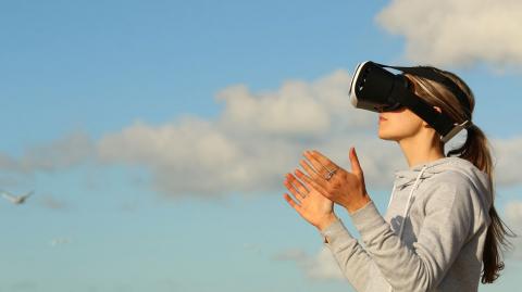 imagen de una mujer con una unas gafas de realidad virtual