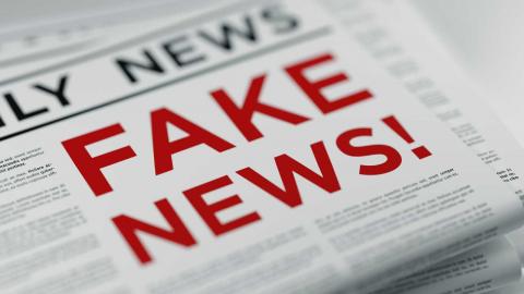 Texto "Fake News" en rojo dentro de un periódico
