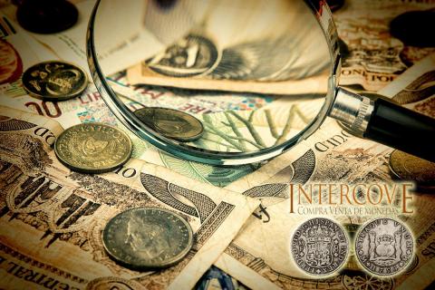Imagen de una lupa examinando billetes y monedas