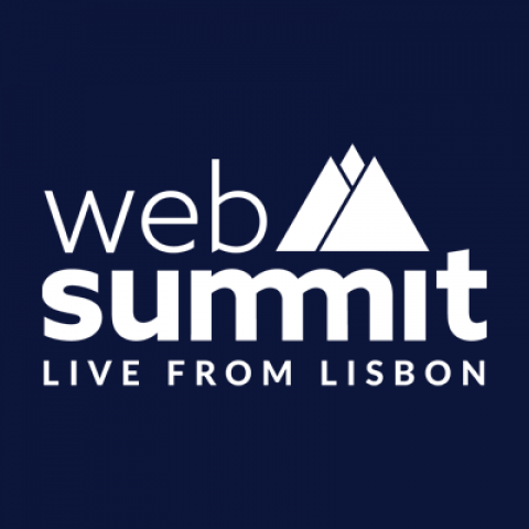 Texto "Web Summit Live From Lisbon" junto al logotipo de la Conferencia en texto blanco sobre fondo azul
