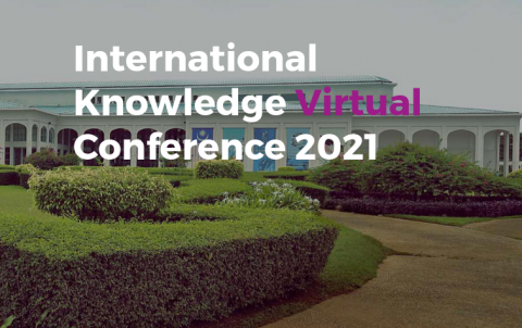 Imagen de un jardín con un edificio al fondo y el texto anunciando la Conferencia Internacional
