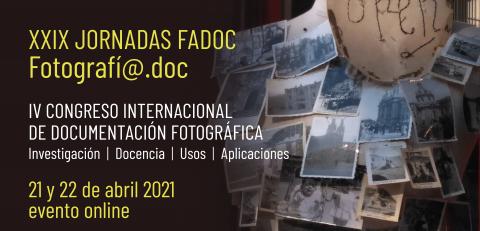 Maniquí con fotografías clavadas en el torso y el texto OPEN como carte de las XXIX Jornadas FADOC de Madrid