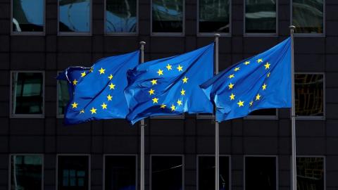 Tres banderas de la Unión Europea