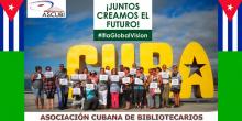 personas de la asociación ASCUBI delante de la palabra CUBA con carteles en la mano